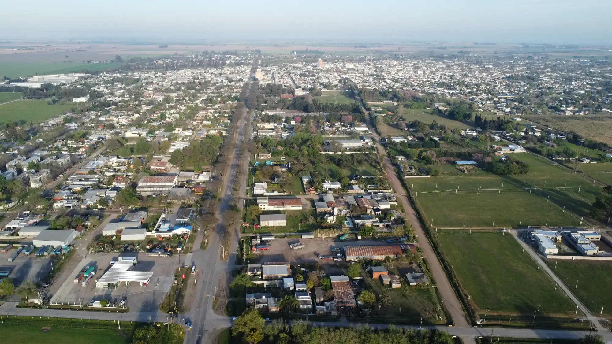 Vista aérea del borde de Gálvez, donde la ciudad se encuentra con el campo.